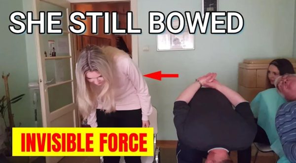 Chi Power Makes Her Bow Without Touch